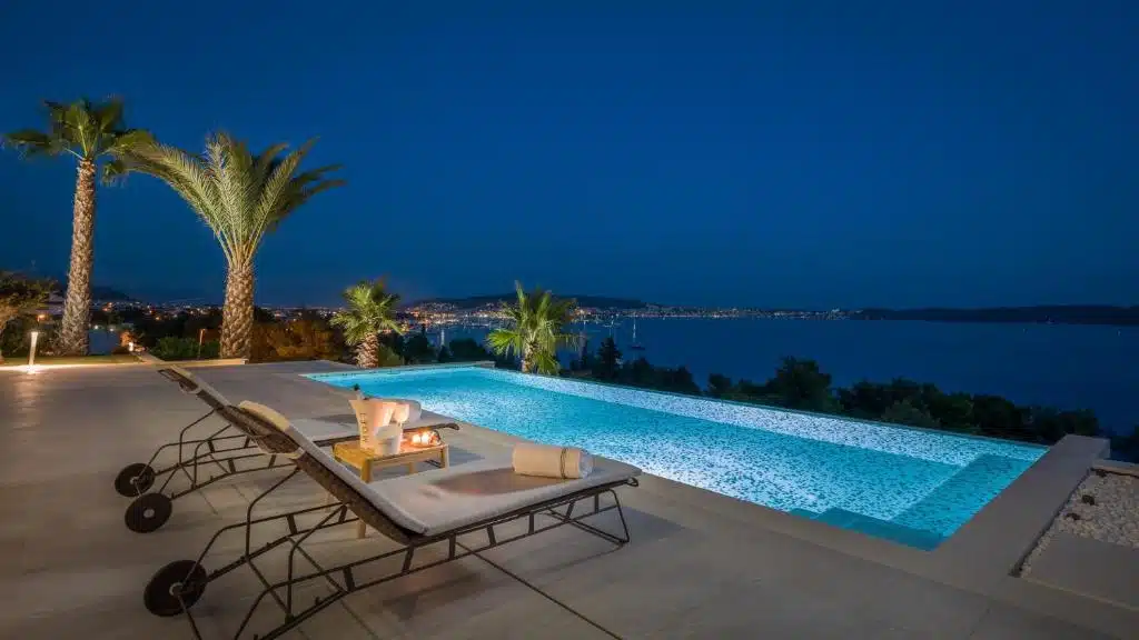 124501186 Pool mit Beleuchtung in der Abenddämmerung